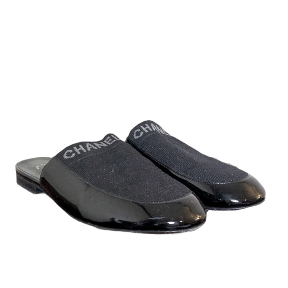 CHANEL knit patent leather slide-on mule